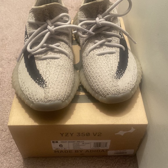 YEEZY BOOST 350 V2 ADULTS. AUTHENTIC BOX. SIZE: WOMEN 6.5 - Picture 3 of 4